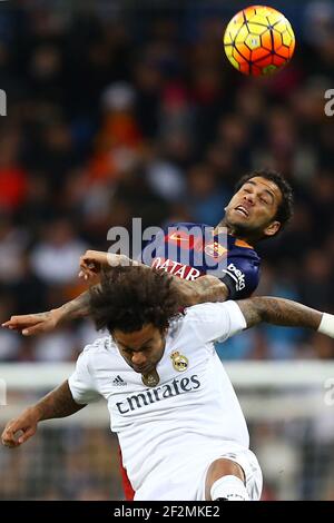 Dani Alves FC Barcelona duels pour le bal avec Marcelo du Real Madrid lors du championnat d'Espagne du match de football de la Ligue entre le Real Madrid CF et le FC Barcelone le 21 novembre 2015 au stade Santiago Bernabeu à Madrid, Espagne. Photo: Manuel Blondau/AOP Press/DPPI Banque D'Images