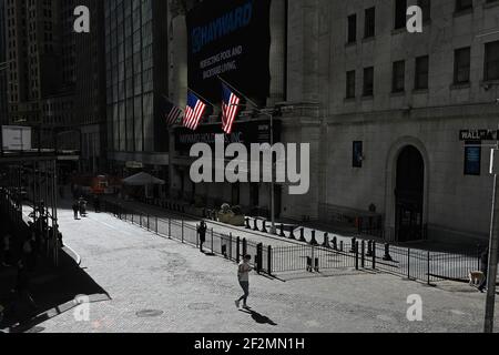 New York, États-Unis. 12 mars 2021. Une personne passe devant la Bourse de New York à New York, NY, le 12 mars 2021. Le président Biden a promulgué hier, après avoir autorisé le Congrès, un plan de relance COVID-19 de 1.9 milliards de dollars. (Photo par Anthony Behar/Sipa USA) crédit: SIPA USA/Alay Live News Banque D'Images