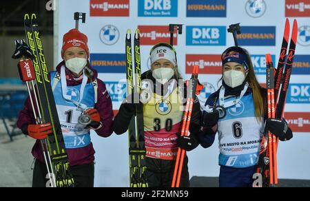 Deuxième place Denise Hermann d'Allemagne, première place Tiril Eckhoff de Norvège et troisième place Dorothea Wierer d'Italie, de gauche à droite, célébrer Banque D'Images