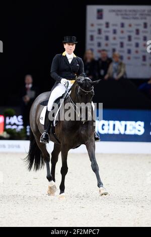 Paris, France : Isabell WERTH (GER) à cheval WEIHEGOLD OLD pendant les finales de la coupe du monde FEI à l'Hôtel Accor Arena - avril 11-15, le 14 avril 2018, à Paris, France - photo Christophe Bricot Banque D'Images