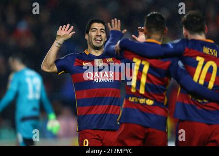 Neymar Jr du FC Barcelone (11) est félicité par Luis Suarez et XX après avoir marquant le but d'ouverture de son camp lors du match de football de la Ligue des champions de l'UEFA de 16, 2e jambe entre le FC Barcelone et le FC Arsenal le 16 mars 2016 au stade Camp Nou de Barcelone, en Espagne. Photo Manuel Blondau/AOP Press/DPPI Banque D'Images