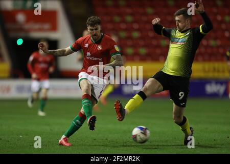 WALSALL, ANGLETERRE. 13 MARS : Dan Scarr de Walsall en action avec Scott Quigley de Barrow lors du match Sky Bet League 2 entre Walsall et Barrow au stade Banks, Walsall, le vendredi 12 mars 2021. (Credit: Mark Fletcher | MI News & Sport) Credit: MI News & Sport /Alay Live News Banque D'Images