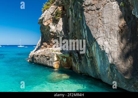 Côte rocheuse à Cala Goloritzè, dans le golfe d'Orosei (Sardaigne, Italie) Banque D'Images
