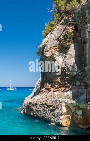 Côte rocheuse à Cala Goloritzè, dans le golfe d'Orosei (Sardaigne, Italie) Banque D'Images