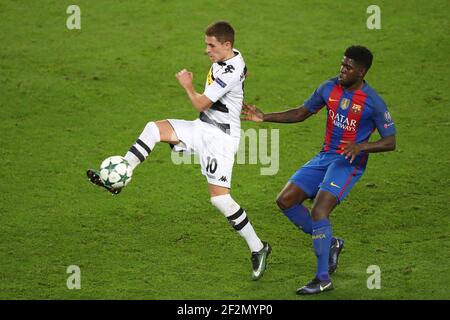 Thorgue Hazard of Moenchengladbach contrôle le ballon sous la pression de Samuel Umtiti FC Barcelone pendant le match de football du groupe D de la Ligue des champions de l'UEFA, entre le FC Barcelone et Borussia Moenchengladbach le 6 décembre 2016 au Camp Nou Stadium à Barcelone, Espagne. Photo Manuel Blondeau / AOP Press / DPPI Banque D'Images