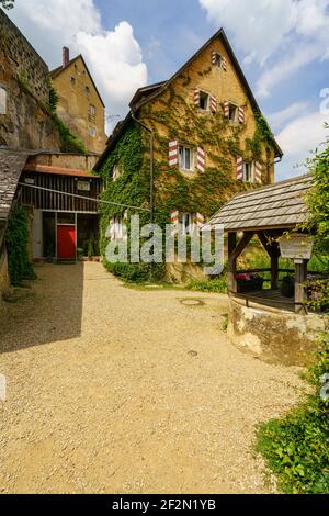 Château de Pottenstein au-dessus de la ville de Pottenstein, Suisse franconienne, quartier de Bayreuth, Franconie, haute-Franconie, Bavière, Allemagne Banque D'Images