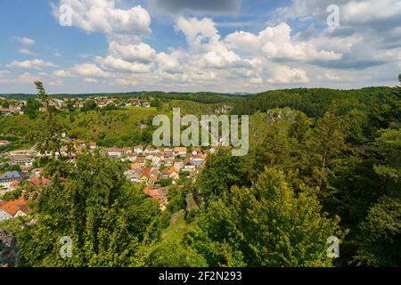 Vue sur la ville de Pottenstein, Suisse franconienne, quartier de Bayreuth, Franconie, haute-Franconie, Bavière, Allemagne Banque D'Images