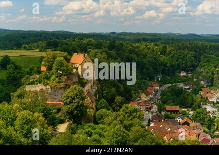 Château de Pottenstein au-dessus de la ville de Pottenstein, Suisse franconienne, quartier de Bayreuth, Franconie, haute-Franconie, Bavière, Allemagne Banque D'Images