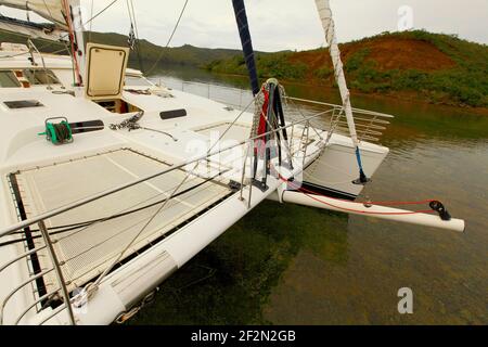 VOILE - CATAMARAN À VOILE - 60 PIEDS AGRAT - BAIE DE PRONY (NCL) - 27/06/2009PHOTO: CHRISTOPHE LAUNAY / CATAMARAN DPPI AGRAT ON A REEF - PROPRIÉTÉ LIBÉRÉE Banque D'Images