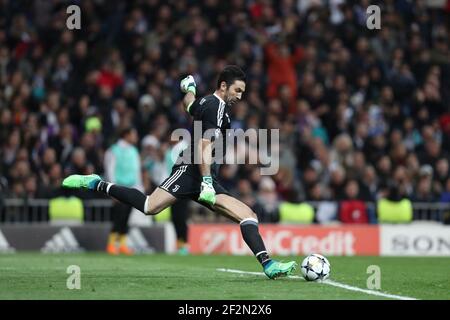 GIANLUIGI BUFFON de Juventus lors de la Ligue des champions de l'UEFA, quart de finale, 2ème match de football entre le Real Madrid CF et le Juventus FC le 11 avril 2018 au stade Santiago Bernabeu à Madrid, Espagne - photo Manuel Blondau / AOP Press / DPPI Banque D'Images
