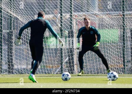 Le gardien de but allemand de Barcelone, Marc Andre Ter Stegen, se réchauffe lors de l'entraînement de pré-match et de la conférence de presse avant le match de football de l'UEFA Champions League entre le FC Barcelone et Paris Saint-Germain le 7 mars 2017 à Barcelone, Espagne - photo Benjamin Cremel / DPPI Banque D'Images