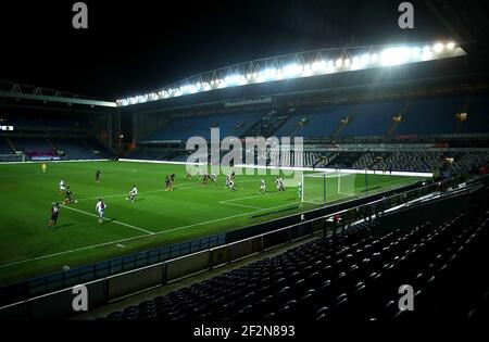 Vue générale de l'action à l'intérieur d'un stade vide pendant le match du championnat Sky Bet à Ewood Park, Blackburn. Date de la photo : vendredi 12 mars 2021. Banque D'Images