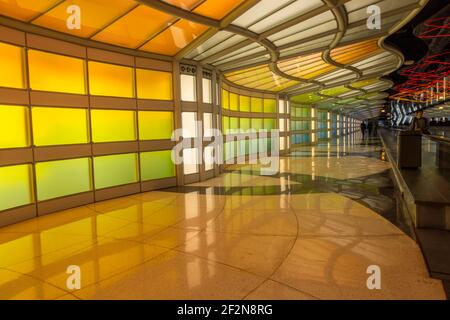 Décoration colorée dans les passerelles passagers du terminal United Airlines de l’aéroport de Chicago O’Hare Banque D'Images