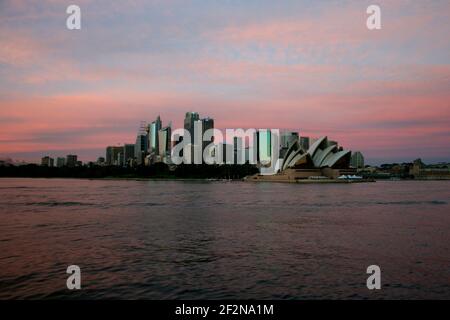 Arrivée à Circular Quays par une Sydney Ferries venant de Manly en passant près de l'Opéra, tôt le matin. PHOTO : CHRISTOPHE LAUNAY / DPPI Banque D'Images