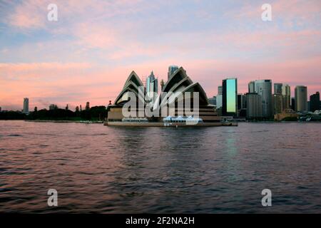 Arrivée à Circular Quays par une Sydney Ferries venant de Manly en passant près de l'Opéra, tôt le matin. PHOTO : CHRISTOPHE LAUNAY / DPPI Banque D'Images