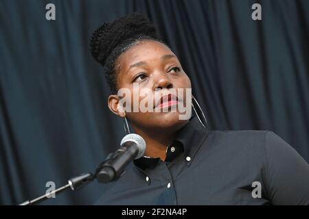 New York, États-Unis. 12 mars 2021. Le poète lauréat Mahogany L. Brown raconte un poème à la cérémonie de dévoilement de la statue de la juge associée de la Cour suprême des États-Unis Ruth Bader City point, dans le quartier de Brooklyn à New York, NY, le 12 mars 2021. C'est la 7e statue historique féminine à être dévoilée à New York; le juge de la Cour suprême Ginsberg est décédé le 18 septembre 2020, elle a été la première femme juive et la deuxième femme à siéger à la Cour. (Photo par Anthony Behar/Sipa USA) crédit: SIPA USA/Alay Live News Banque D'Images