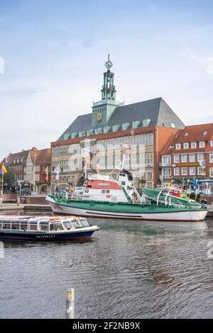 Allemagne, Basse-Saxe, Frise de l'est, Emden, le bateau de sauvetage du musée, « Georg Breusing » et un bateau d'excursion sur le Ratsdelft avec un bateau d'excursion dans le port au premier plan. Banque D'Images