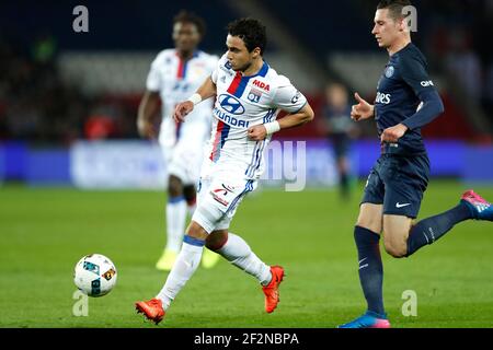Le défenseur brésilien de Lyon Rafael da Silva court avec le ballon lors du championnat de France Ligue 1 match de football entre Paris Saint-Germain et Olympique Lyonnais le 19 mars 2017 au Parc des Princes à Paris, France - photo Benjamin Cremel / DPPI Banque D'Images