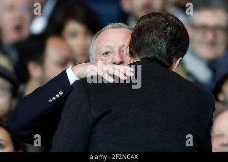 Le président français de Lyon, Jean-Michel Aucas, s'entretient avec l'ancien président français Nicolas Sarkozy lors du championnat de France Ligue 1 de football entre Paris Saint-Germain et l'Olympique Lyonnais le 19 mars 2017 au stade du Parc des Princes à Paris, France - photo Benjamin Cremel / DPPI Banque D'Images