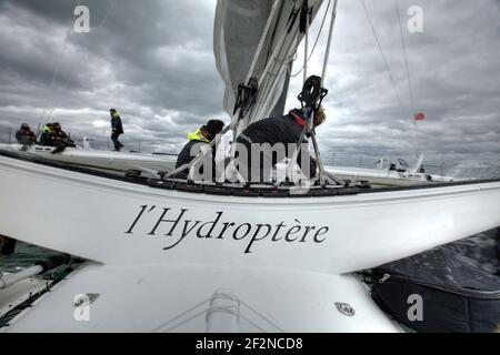 VOILE - HYDROPTERE MAXI À BORD 2011 - LAUSANNE (CH) - 23/05/2011 - PHOTO : CHRISTOPHE LAUNAY / DPPI - livraison à bord de l'Hydroptère entre Lorient et Brest, Bretagne, France.aujourd'hui le bateau à voile le plus rapide au monde avec une vitesse moyenne de 51.36 noeuds sur 500 mètres et 50.17 noeuds sur un mile nautique, le trimaran volant se dirige actuellement vers la mer ouverte Banque D'Images