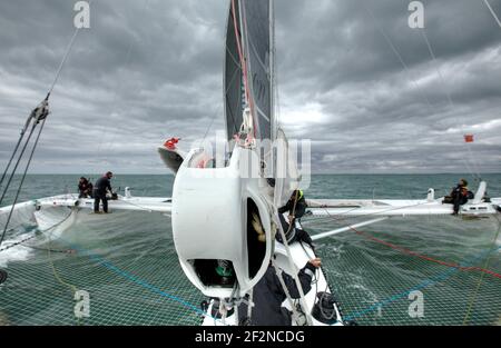 VOILE - HYDROPTERE MAXI À BORD 2011 - LAUSANNE (CH) - 23/05/2011 - PHOTO : CHRISTOPHE LAUNAY / DPPI - livraison à bord de l'Hydroptère entre Lorient et Brest, Bretagne, France.aujourd'hui le bateau à voile le plus rapide au monde avec une vitesse moyenne de 51.36 noeuds sur 500 mètres et 50.17 noeuds sur un mile nautique, le trimaran volant se dirige actuellement vers la mer ouverte Banque D'Images