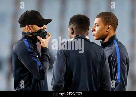 Le défenseur français Layvin Kurzawa, l'avant-projet français Ousmane Dembele et l'avant-projet français Kylian Mbappe parlent avant le match de qualification de la coupe du monde de la FIFA 2018, groupe A, entre le Luxembourg et la France le 25 mars 2017 au stade Josy Barthel à Luxembourg - photo Benjamin Cremel / DPPI Banque D'Images