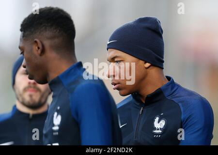 Kylian Mbappe, l'avant-projet français, et Ousmane Dembele, avant-première en France, regardent pendant l'entraînement de Team of France avant le match de qualification de la coupe du monde de la FIFA 2018 entre le Luxembourg et la France le 24 mars 2017 au stade Josy Barthel à Luxembourg - photo Benjamin Cremel / DPPI Banque D'Images