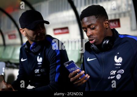 Ousmane Dembele, un avant-projet français, utilise son téléphone portable avant le match de qualification de la coupe du monde de la FIFA 2018, Groupe A, entre le Luxembourg et la France le 25 mars 2017 au stade Josy Barthel à Luxembourg - photo Benjamin Cremel / DPPI Banque D'Images