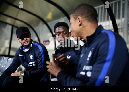 Le défenseur français Layvin Kurzawa, l'avant-projet français Ousmane Dembele et l'avant-projet français Kylian Mbappe parlent avant le match de qualification de la coupe du monde de la FIFA 2018, groupe A, entre le Luxembourg et la France le 25 mars 2017 au stade Josy Barthel à Luxembourg - photo Benjamin Cremel / DPPI Banque D'Images