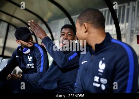 Le défenseur français Layvin Kurzawa, l'avant-projet français Ousmane Dembele et l'avant-projet français Kylian Mbappe parlent avant le match de qualification de la coupe du monde de la FIFA 2018, groupe A, entre le Luxembourg et la France le 25 mars 2017 au stade Josy Barthel à Luxembourg - photo Benjamin Cremel / DPPI Banque D'Images