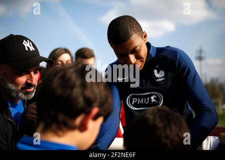 L'avant de la France Kylian Mbappe signe des papiers aux fans lors de la formation de la France le 26 mars 2017 à Clairefontaine en France - photo Benjamin Cremel / DPPI Banque D'Images