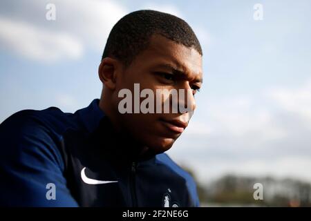 L'avant-projet français Kylian Mbappe sourit lors de la formation de la France le 26 mars 2017 à Clairefontaine en France - photo Benjamin Cremel / DPPI Banque D'Images