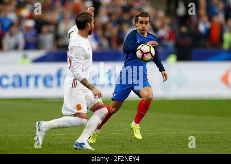 Le défenseur espagnol Sergio Ramos rivalise avec le joueur français Antoine Griezmann lors du match de football amical entre la France et l'Espagne le 28 mars 2017 au Stade de France à Saint-Denis, France - photo Benjamin Cremel / DPPI Banque D'Images