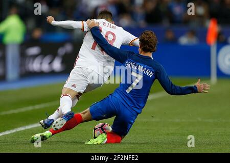 Espagne Jordi Alba vies avec l'avant-projet français Antoine Griezmann lors du match de football amical entre la France et l'Espagne le 28 mars 2017 au Stade de France à Saint-Denis, France - photo Benjamin Cremel / DPPI Banque D'Images