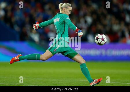 Katarzyna Kiedrzynek, gardien de but polonais de Paris Saint Germain, joue le ballon lors de la Ligue des champions des femmes de l'UEFA, quart de finale du match de football, 2ème match entre Paris Saint-Germain et le Bayern Munich le 29 mars 2017 au stade du Parc des Princes à Paris, France - photo Benjamin Cremel / DPPI Banque D'Images