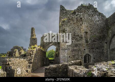 Gros plan sur les murs extérieurs de l'abbaye de Hore en ruines et abandonnées avec un ciel de tempête spectaculaire. Situé à côté du château Rock of Cashel, comté de Tipperary, Irlande Banque D'Images