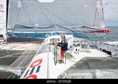 A bord du trimaran IDEC SPORT broché par Francis Joyon, se préparant à participer à - la route du Rhum - destination Guadeloupe, dont la 40e édition commence à Saint Malo en France le 4 novembre, la Trinité-sur-Mer, Bretagne, France le 7 juillet, 2018 - photo Christophe Launay / DPPI Banque D'Images