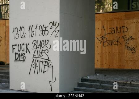 Portland, États-Unis. 12 mars 2021. Le palais de justice fédéral Mark O. Hatfield de Portland, Oregon, le vendredi 12 mars 2021, affiche des graffitis et quelques fenêtres brisées après les manifestations et les manifestations de jeudi. Environ 50-100 manifestants ont été chassés par le Service fédéral de protection et des officiers du DHS avec des armes d'impact et des gaz lacrymogènes. (Photo de John Rudoff/Sipa USA) crédit: SIPA USA/Alay Live News Banque D'Images