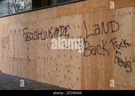 Portland, États-Unis. 12 mars 2021. Le palais de justice fédéral Mark O. Hatfield de Portland, Oregon, le vendredi 12 mars 2021, affiche des graffitis et quelques fenêtres brisées après les manifestations et les manifestations de jeudi. Environ 50-100 manifestants ont été chassés par le Service fédéral de protection et des officiers du DHS avec des armes d'impact et des gaz lacrymogènes. (Photo de John Rudoff/Sipa USA) crédit: SIPA USA/Alay Live News Banque D'Images