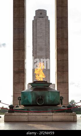 Flamme éternelle dans le Triumphal Propylaea de ​​the Homeland et tour principale. Monument commémoratif du drapeau national situé à Rosario, en Argentine. Banque D'Images
