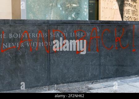 Portland, États-Unis. 12 mars 2021. Le palais de justice fédéral Mark O. Hatfield de Portland, Oregon, le vendredi 12 mars 2021, affiche des graffitis et quelques fenêtres brisées après les manifestations et les manifestations de jeudi. Environ 50-100 manifestants ont été chassés par le Service fédéral de protection et des officiers du DHS avec des armes d'impact et des gaz lacrymogènes. (Photo de John Rudoff/Sipa USA) crédit: SIPA USA/Alay Live News Banque D'Images