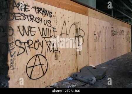 Portland, États-Unis. 12 mars 2021. Le palais de justice fédéral Mark O. Hatfield de Portland, Oregon, le vendredi 12 mars 2021, affiche des graffitis et quelques fenêtres brisées après les manifestations et les manifestations de jeudi. Environ 50-100 manifestants ont été chassés par le Service fédéral de protection et des officiers du DHS avec des armes d'impact et des gaz lacrymogènes. (Photo de John Rudoff/Sipa USA) crédit: SIPA USA/Alay Live News Banque D'Images