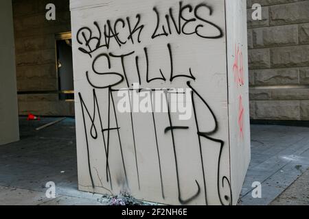 Portland, États-Unis. 12 mars 2021. Le palais de justice fédéral Mark O. Hatfield de Portland, Oregon, le vendredi 12 mars 2021, affiche des graffitis et quelques fenêtres brisées après les manifestations et les manifestations de jeudi. Environ 50-100 manifestants ont été chassés par le Service fédéral de protection et des officiers du DHS avec des armes d'impact et des gaz lacrymogènes. (Photo de John Rudoff/Sipa USA) crédit: SIPA USA/Alay Live News Banque D'Images