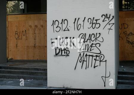 Portland, États-Unis. 12 mars 2021. Le palais de justice fédéral Mark O. Hatfield de Portland, Oregon, le vendredi 12 mars 2021, affiche des graffitis et quelques fenêtres brisées après les manifestations et les manifestations de jeudi. Environ 50-100 manifestants ont été chassés par le Service fédéral de protection et des officiers du DHS avec des armes d'impact et des gaz lacrymogènes. (Photo de John Rudoff/Sipa USA) crédit: SIPA USA/Alay Live News Banque D'Images