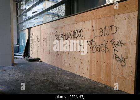 Portland, États-Unis. 12 mars 2021. Le palais de justice fédéral Mark O. Hatfield de Portland, Oregon, le vendredi 12 mars 2021, affiche des graffitis et quelques fenêtres brisées après les manifestations et les manifestations de jeudi. Environ 50-100 manifestants ont été chassés par le Service fédéral de protection et des officiers du DHS avec des armes d'impact et des gaz lacrymogènes. (Photo de John Rudoff/Sipa USA) crédit: SIPA USA/Alay Live News Banque D'Images