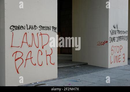 Portland, États-Unis. 12 mars 2021. Le palais de justice fédéral Mark O. Hatfield de Portland, Oregon, le vendredi 12 mars 2021, affiche des graffitis et quelques fenêtres brisées après les manifestations et les manifestations de jeudi. Environ 50-100 manifestants ont été chassés par le Service fédéral de protection et des officiers du DHS avec des armes d'impact et des gaz lacrymogènes. (Photo de John Rudoff/Sipa USA) crédit: SIPA USA/Alay Live News Banque D'Images