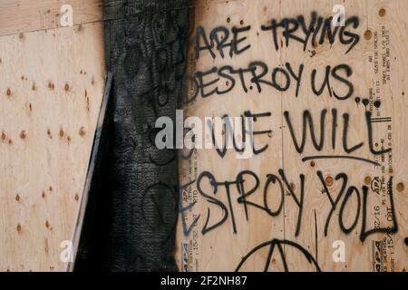 Portland, États-Unis. 12 mars 2021. Le palais de justice fédéral Mark O. Hatfield de Portland, Oregon, le vendredi 12 mars 2021, affiche des graffitis et quelques fenêtres brisées après les manifestations et les manifestations de jeudi. Environ 50-100 manifestants ont été chassés par le Service fédéral de protection et des officiers du DHS avec des armes d'impact et des gaz lacrymogènes. (Photo de John Rudoff/Sipa USA) crédit: SIPA USA/Alay Live News Banque D'Images