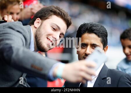 Nasser Al-Khelaifi, le président qatari de Paris Saint-Germain, pose pour un selfie lors du match de football français L1 entre Paris-Saint-Germain et Montpellier au stade du Parc des Princes à Paris, France, le 22 avril 2017 - photo Benjamin Cremel / DPPI Banque D'Images