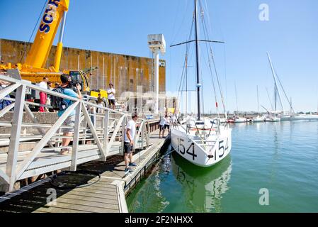 Lancement de l'ascenseur 40 ( classe 40 ) Mamba noir pour le skipper Yoann Richomme avant la route du Rhum 2018 construite à Gepeto composite et conçue par Marc Lombard Yacht Design Group, Lorient Keroman Submarine base, France, le 25 mars 2018 - photo Christophe Launay / DPPI Banque D'Images