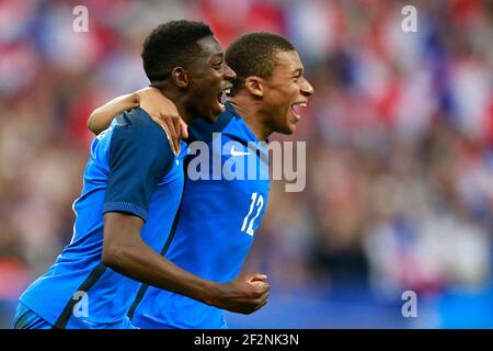 Ousmane Dembele, l'avant-projet français, et Kylian Mbappe, l'avant-projet français, célèbrent le match de football amical entre la France et l'Angleterre le 13 juin 2017 au Stade de France à Saint-Denis, France - photo Benjamin Cremel / DPPI Banque D'Images